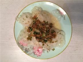 浇头炒好后倒到盘中的藕上就OK了（吃之前搅拌均匀哦）