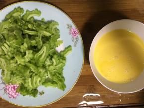 将苦瓜切片，鸡蛋打入碗内并打撒（不要打出泡沫）