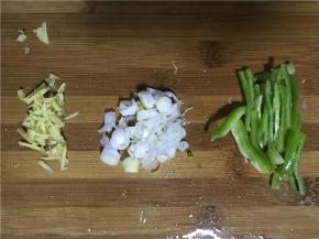 佐料准备：姜和青椒切丝、葱切碎