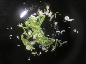 至油温合适后，倒入葱花、姜丝、蒜末翻炒几下，倒入盐和酱油炒至均匀，不宜炒太久（先加入酱油和盐比较容易入味）