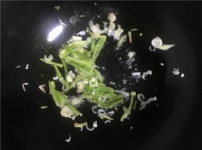至油温合适后，倒入葱花、姜丝、蒜末翻炒几下，倒入盐和酱油炒至均匀，不宜炒太久（先加入酱油和盐比较容易入味）