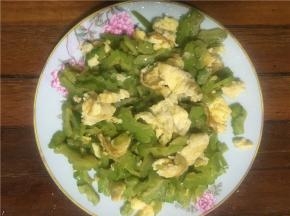 翻炒至8分熟，倒入炒好的鸡蛋，翻炒几下，待苦瓜和鸡蛋混合均匀后，关火出锅