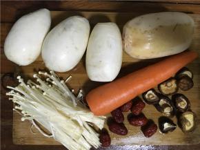 将藕、白萝卜、胡萝卜、金针菇、红枣、香菇洗净