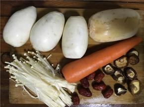 将藕、白萝卜、胡萝卜、金针菇、红枣、香菇洗净