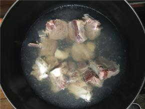 将牛排放入冷水中开中火煮，撇去上面的浮沫