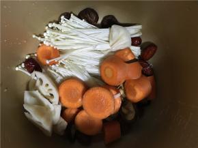 牛肉将浮沫撇清初步处理好后，将切好的藕块&萝卜块，红枣、香菇、金针菇都放入炖锅中