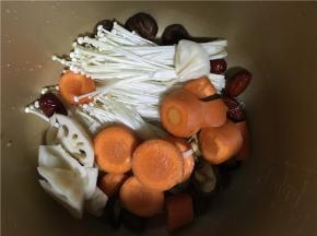 牛肉将浮沫撇清初步处理好后，将切好的藕块&萝卜块，红枣、香菇、金针菇都放入炖锅中