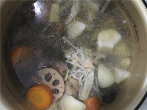 在炖锅中煮半个小时后即可