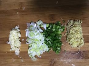 佐料准备：姜切丝、蒜切末、葱切碎，小油菜洗干净