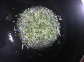 倒入备好的姜丝、葱花、蒜末
