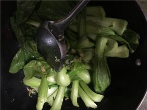 开大火翻炒，倒入盐、酱油继续翻炒几下后，将小油菜倒入锅中