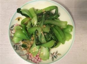 待小油菜炒熟后盛盘
