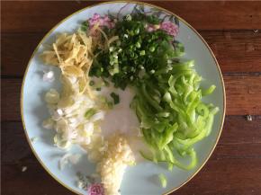 佐料准备：姜和青椒切丝、蒜切末、葱切碎
