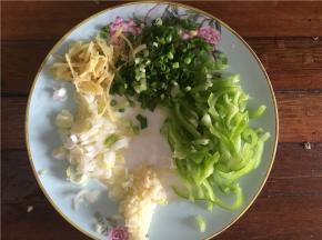 佐料准备：姜和青椒切丝、蒜切末、葱切碎