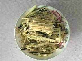 茄子洗净，切丝