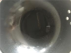 开小火加热，锅中倒入油