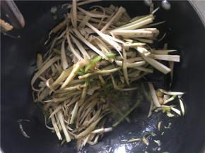 开大火翻炒，将茄丝倒入锅中