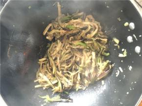 带茄子炒熟后出锅