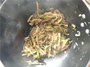 带茄子炒熟后出锅