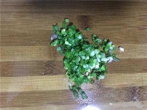 煮好的米饭盛出，佐料准备：小葱切碎