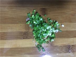 煮好的米饭盛出，佐料准备：小葱切碎