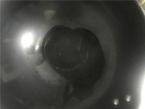 开小火加热，锅中倒入油