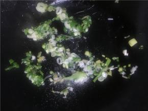 倒入备好的葱花