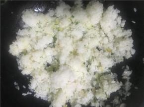 炒几下后撒盐翻炒，再倒入米饭翻炒