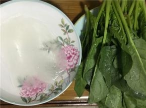 将菠菜洗好，粉丝冷水浸泡备用