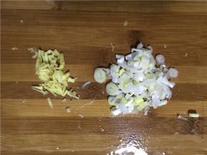 佐料准备：小葱切碎、姜切丝