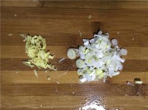 佐料准备：小葱切碎、姜切丝