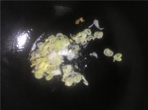 倒入备好的葱花，姜丝，倒入盐和酱油翻炒