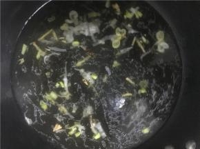 锅中倒入开水