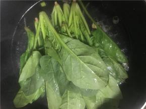 待粉丝快煮好时加入菠菜