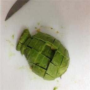 切牛油果，先竖着切再横着切