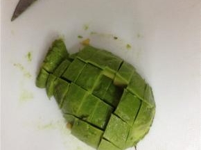 切牛油果，先竖着切再横着切