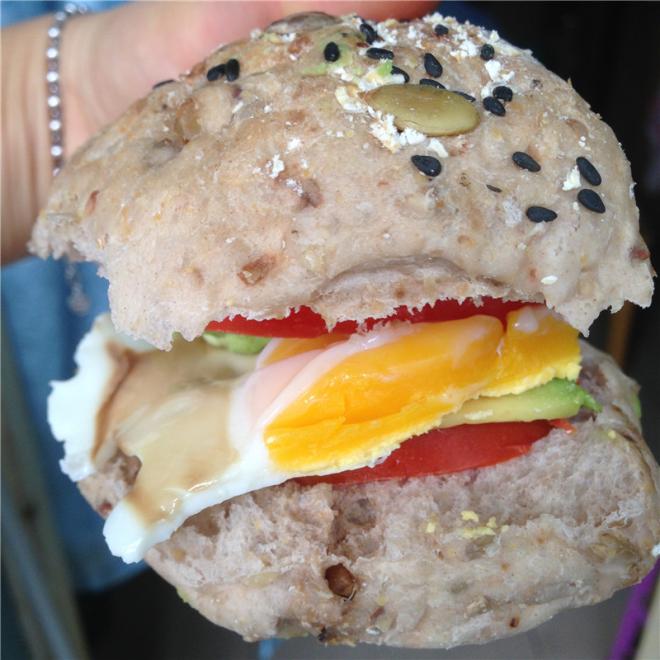 学生快手早餐 -----牛油果鸡蛋番茄小汉堡