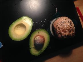 准备好牛油果，并将其切开，取半。