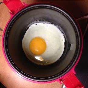 在锅中加少许油，磕入鸡蛋，加少许盐和黑胡椒。