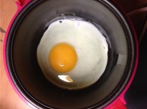 在锅中加少许油，磕入鸡蛋，加少许盐和黑胡椒。