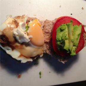 将牛油果番茄鸡蛋分别加入餐包即可。