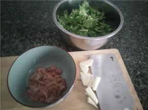 肉丝加入少许生粉和酱油提前腌制七八分钟，芹菜保留叶子切小段，大蒜切片。