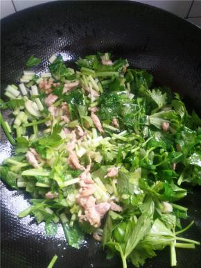 锅内放油下蒜炒香，放入肉丝炒至变色后放入芹菜。