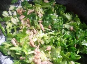 锅内放油下蒜炒香，放入肉丝炒至变色后放入芹菜。