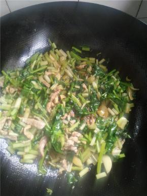 翻炒几分钟后，放入盐、老干妈调味。