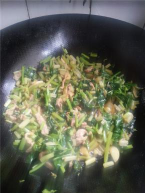 翻炒3/4分钟后，放少量鸡精，炒匀后即可出锅。