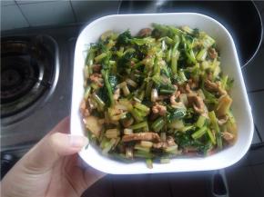 蒸好的草鱼取出，放上香菜和葱丝，将加热的花椒油淋在上面即可出锅。