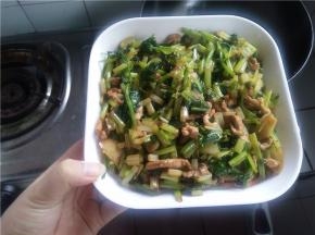 蒸好的草鱼取出，放上香菜和葱丝，将加热的花椒油淋在上面即可出锅。