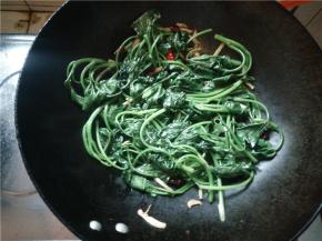 待香味飘出以后，迅速将苕尖放入锅中，转大火，迅速翻炒。