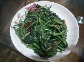 大致3-5分钟，放入少许味精味精，一道简单美味的菜就出锅了。